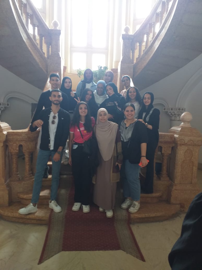 طلاب تربية نوعية قسم تكنولوجيا عين شمس يتفقدوا مكتبة القاهره الكبرى