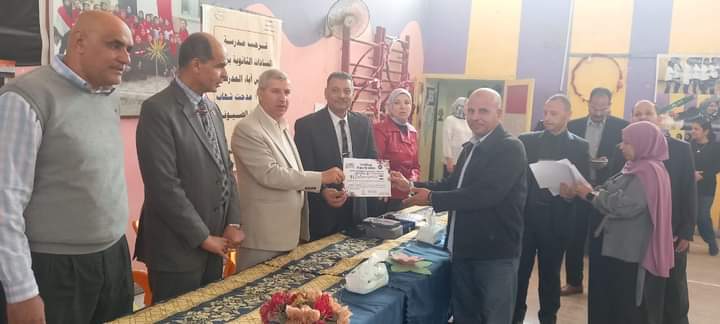 تكريم الطالبات الفائزات في مسابقة مشروع دعم وتنمية تدريس اللغة الفرنسية بالمدارس الحكومية