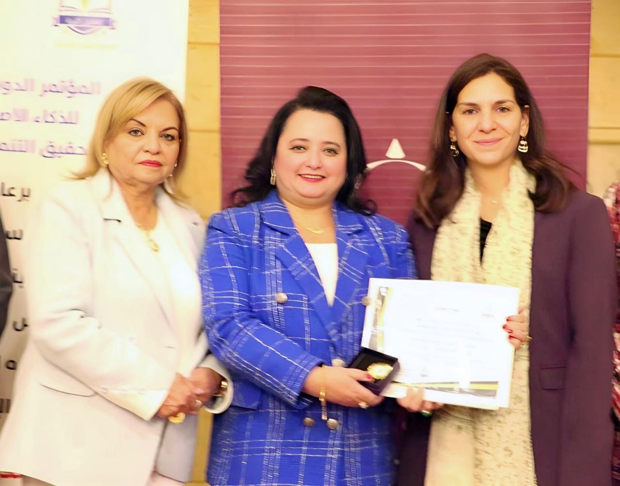 الأميرة رجوة بنت على المعظمة تكرم الدكتورة هبة صلاح بوسام المرأة العربية الريادية لعام ٢٠٢٤