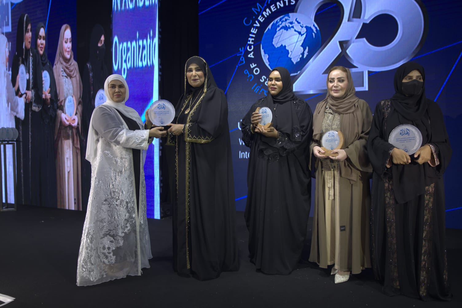 لمسة جمالية ورسالة إنسانية” من دبي إلى العالم في الملتقى المهني التجميلي العاشر تحت شعار “جمال بلا حدود والحياة تستمر”