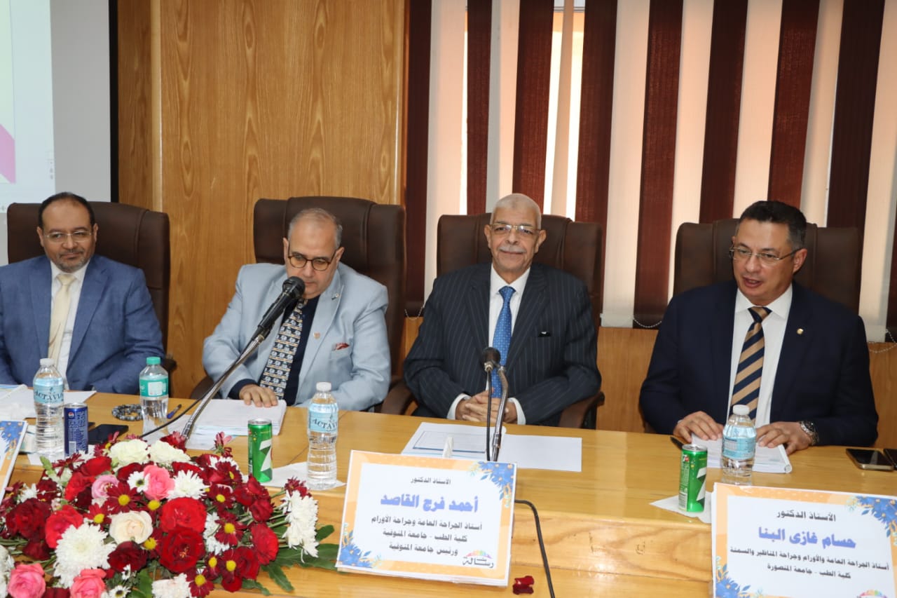رئيس جامعة المنوفية يراس لجنة مناقشة رسالة ماجستير بكلية الطب