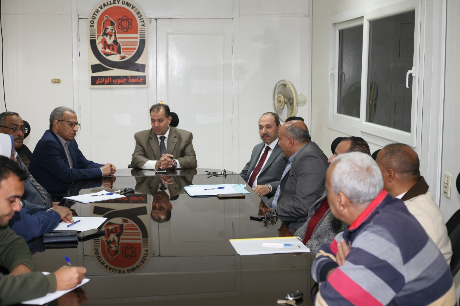 رئيس جامعة جنوب الوادى يناقش انشاء مركز الاوراق الثبوتية بالجامعة