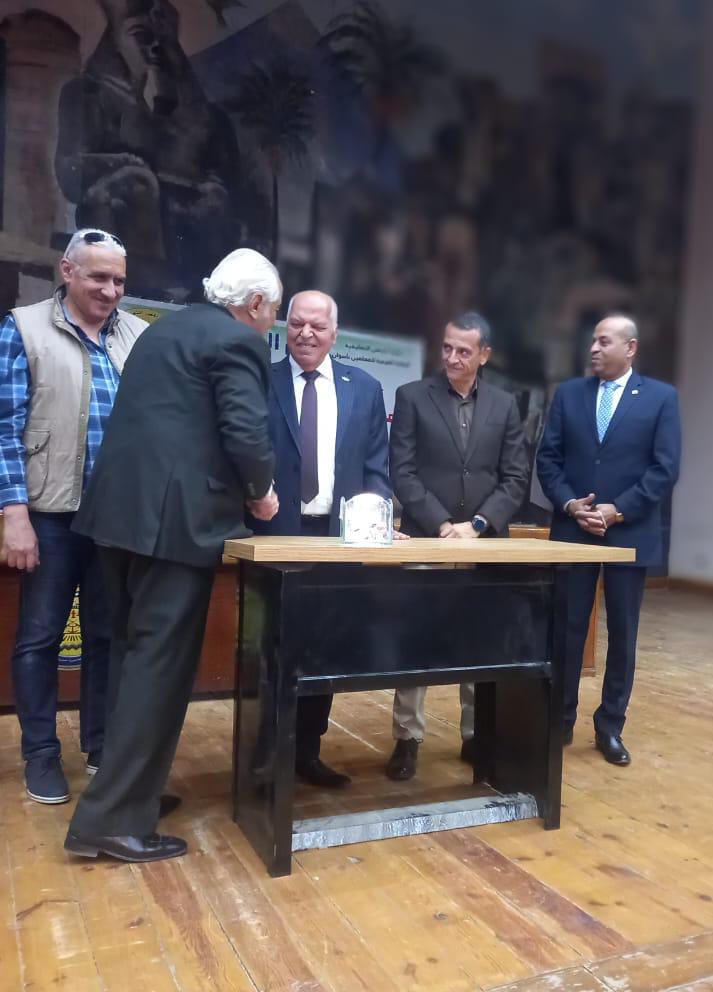 نقابة المعلمين تكرم الدكتور أحمد كامل الرشيدي باختياره لأداء العمرة