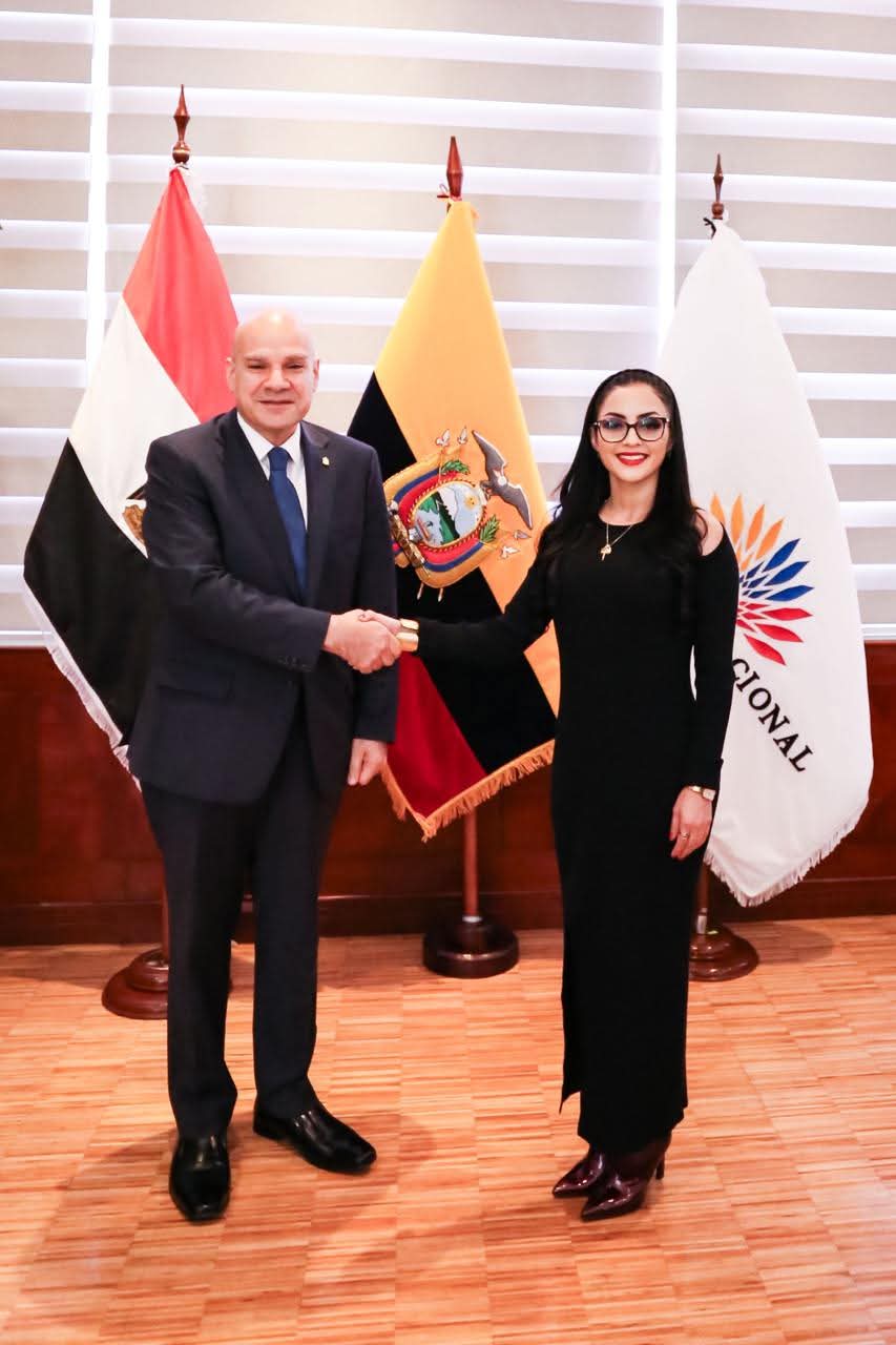 سفير مصر في كيتو يلتقي رئيسة البرلمان الإكوادوري