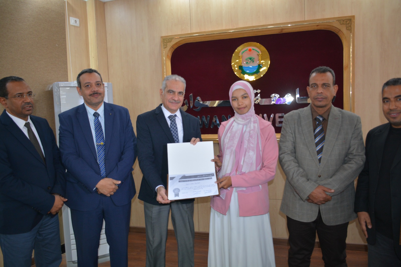 مجلس جامعة أسوان يناقش استعدادات الجامعة للامتحانات الفصل الدراسي الأول للعام الجامعي 2025/2024 ويكرم فريق “Sunflower”