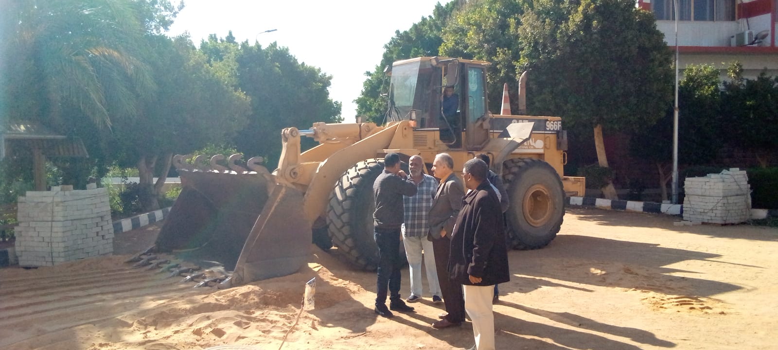 رئيس جامعة أسوان يتابع أعمال التطوير والرصف بالحرم الجامعي بصحاري