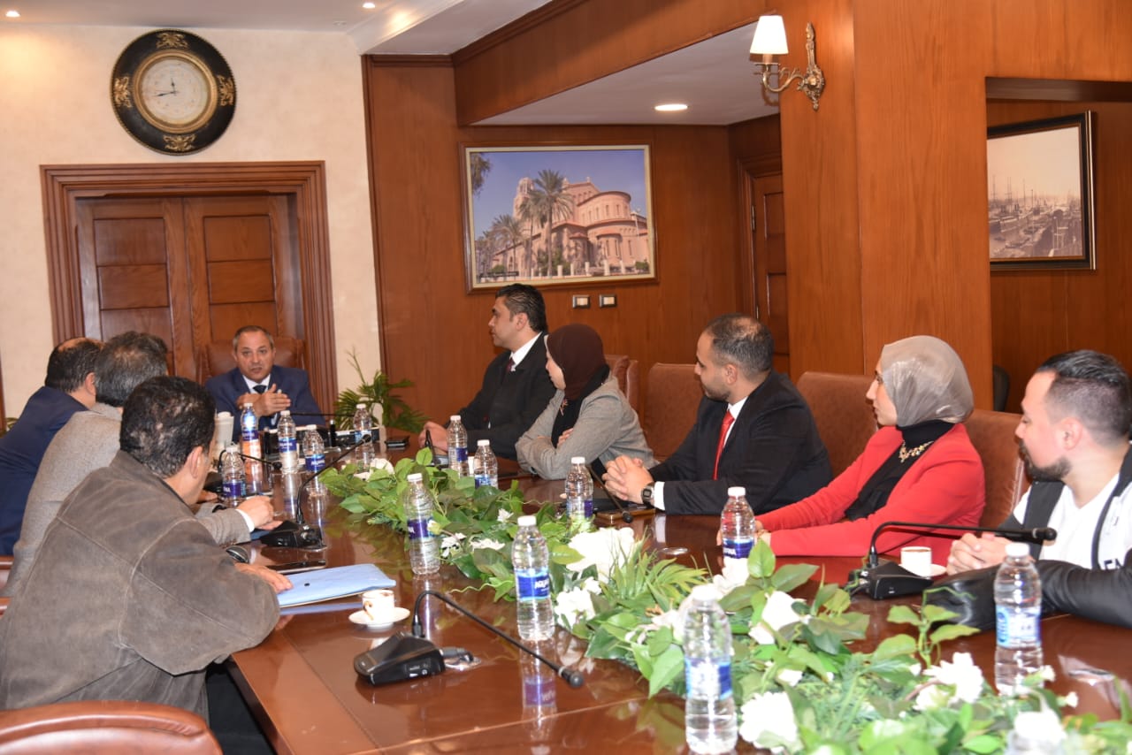 محافظ بورسعيد يجتمع مع مجلس إدارة مركز شباب الإستاد للإطلاع علي مخطط إنشاء المركز الجديد.