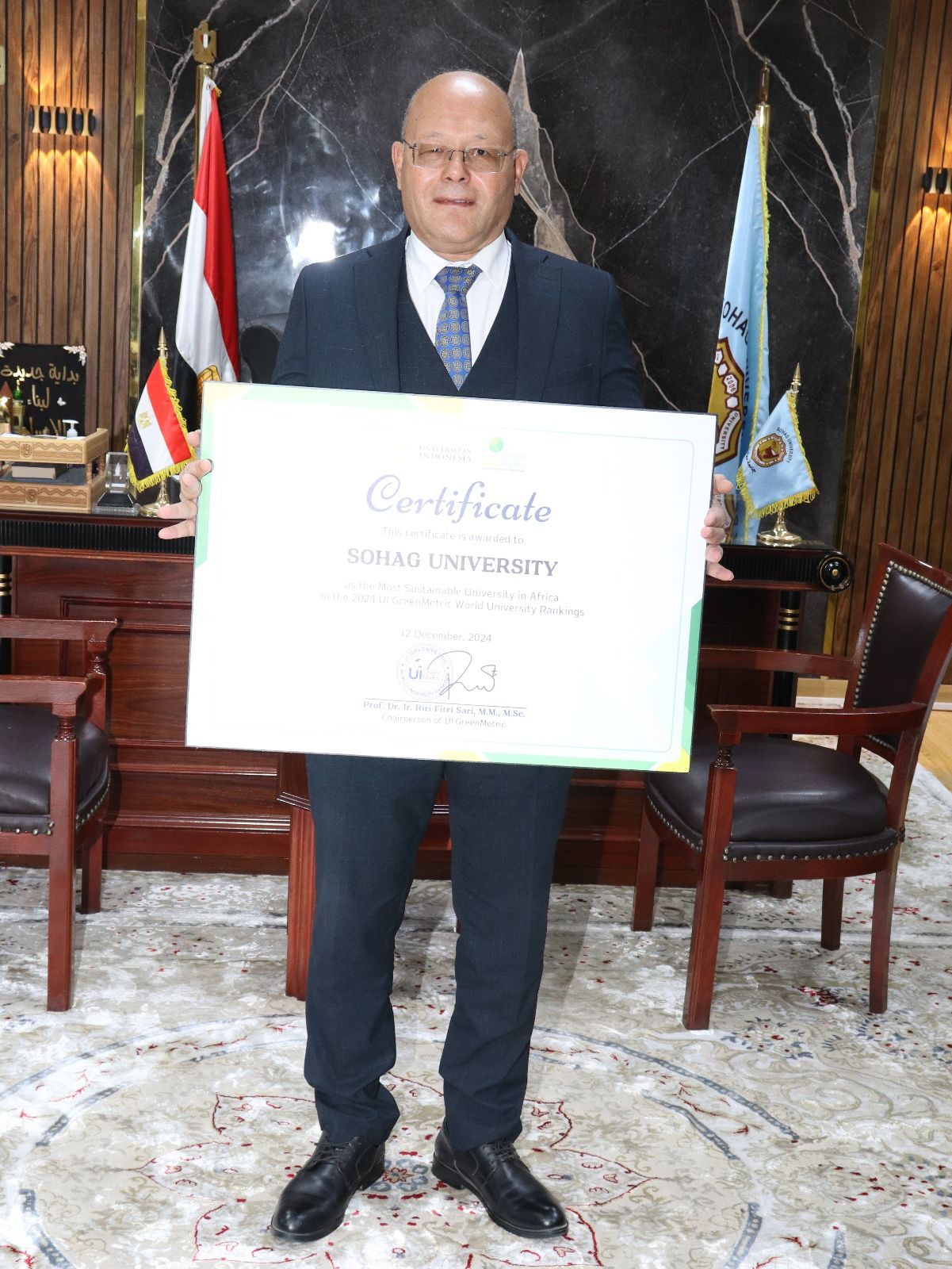 رئيس جامعة سوهاج يتسلم شهادة المركز الأول مصرياً وأفريقياً فى التصنيف الدولى للجامعات المستدامة “جرين ماتركس