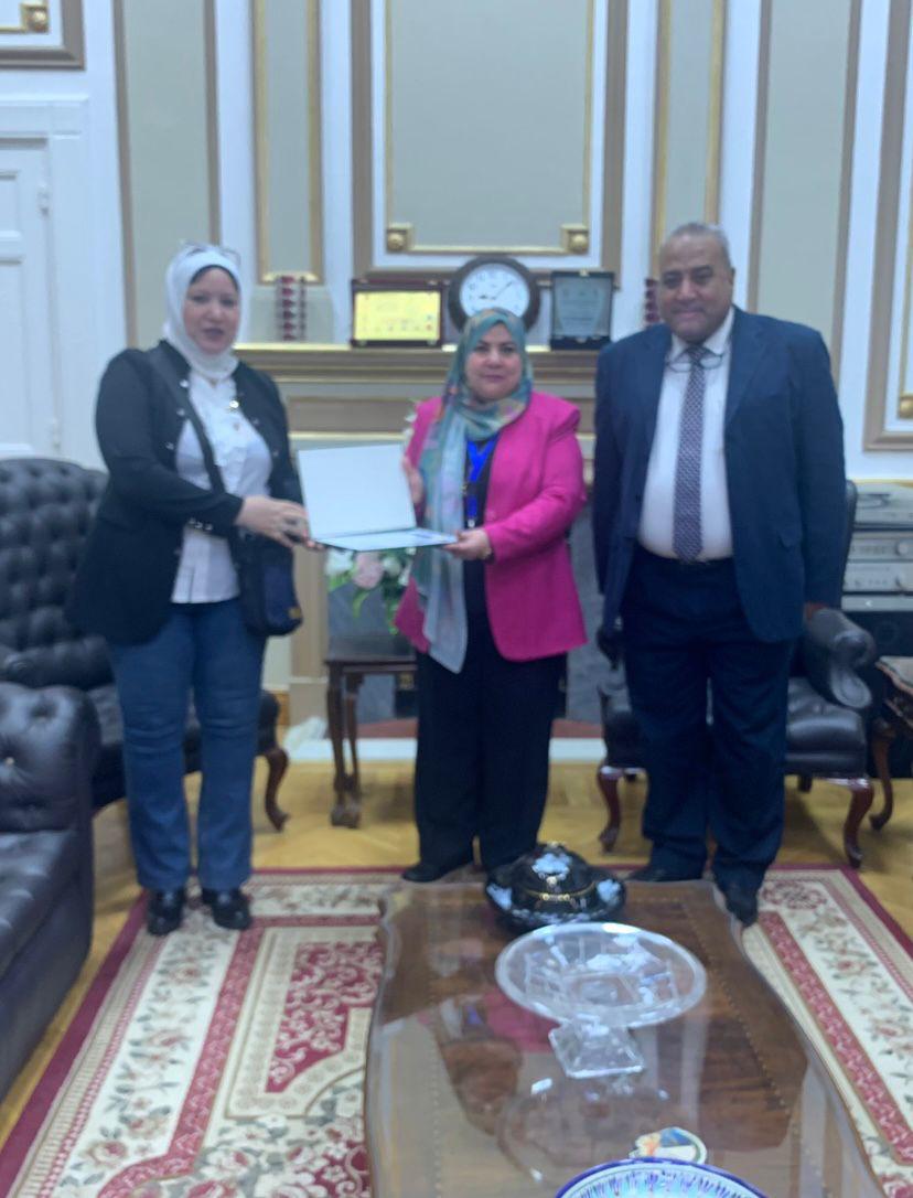 كلية آداب جامعة أسوان تكرم عميد كلية آداب جامعة القاهرة لحسن التعاون العلمي المشترك