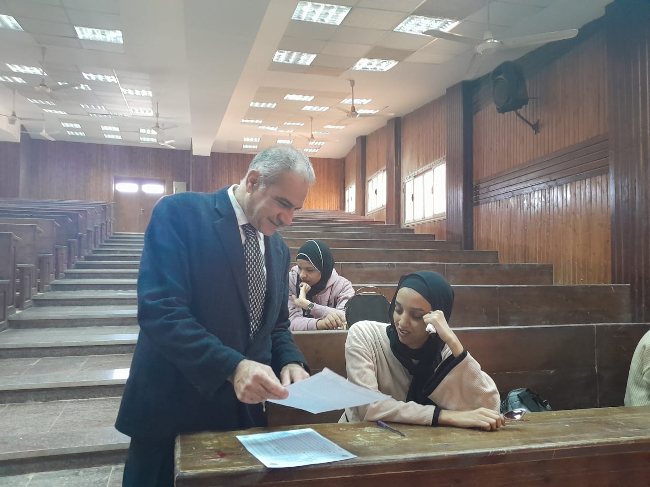 رئيس جامعة أسوان يتابع امتحانات الفصل الدراسي الأول لطلاب ذوي الاحتياجات الخاصة في كليتي الآداب والتربية النوعية