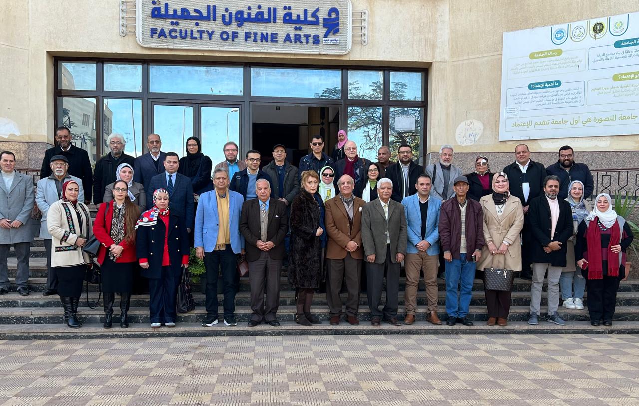 كلية الفنون الجميلة جامعة المنصورة تناقش أبحاث مشروعات التخرج لطلابها 2025