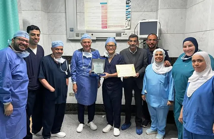 فريق طبي بقصر العيني يشارك خبيرا يابانيا عالميا في إجراء جراحتين معقدتين لحالتي زراعة كبد بالمنيل الجامعي التخصصي
