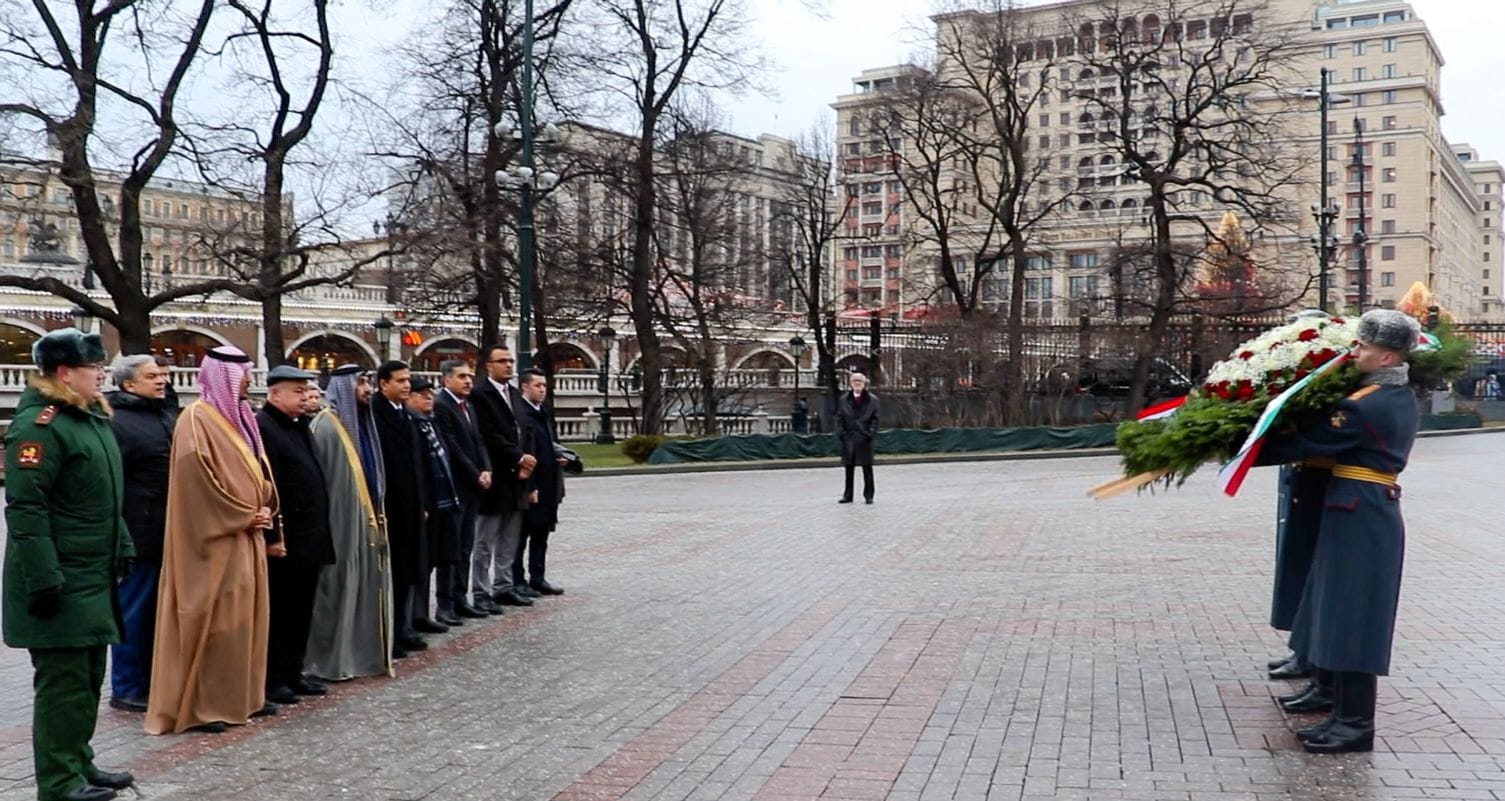 رئيس البرلمان العربي يضع إكليلًا من الزهور على قبر الجندي المجهول في موسكو