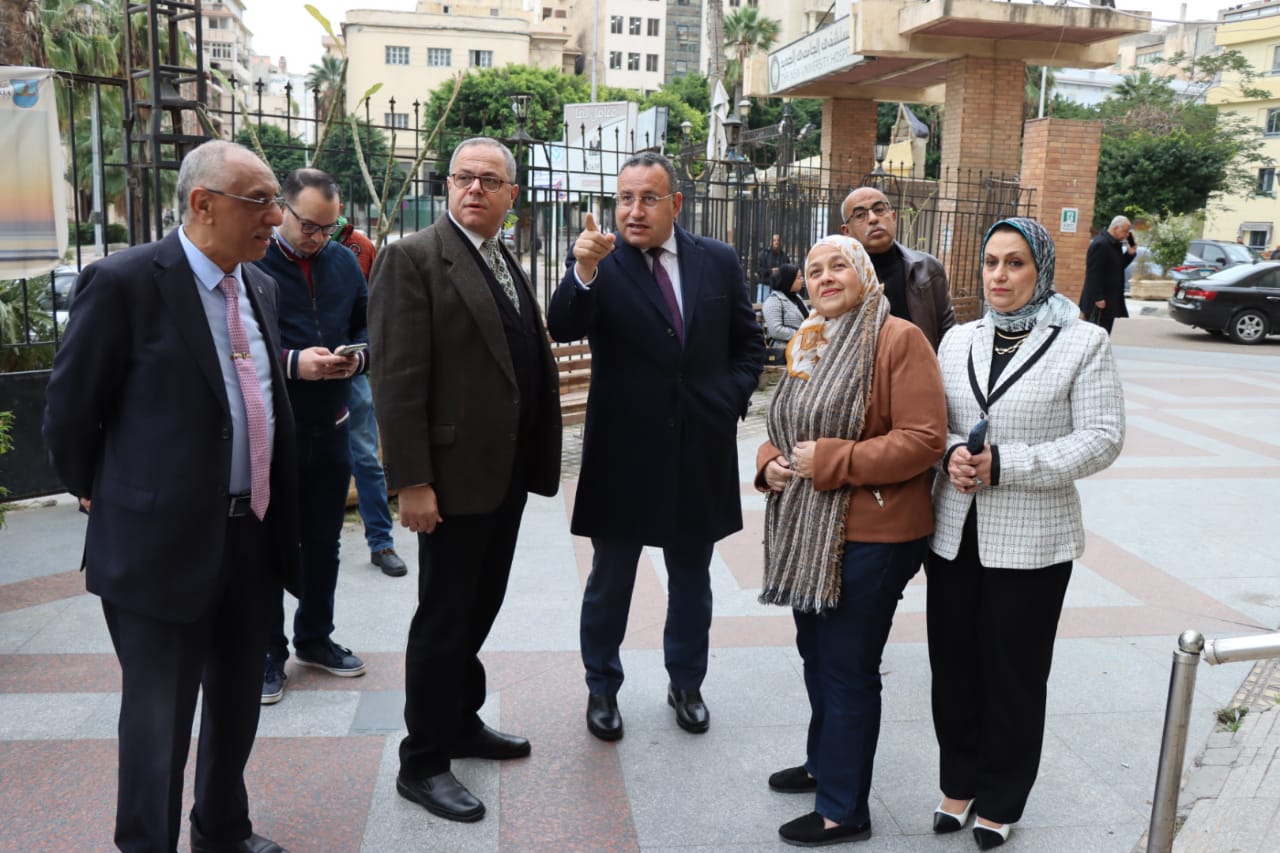 رئيس جامعة القاهرة يتابع انتظام العملية التعليمية بكليات الجامعة ومعاهدها