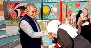 النائب لطفى شحاتة يطالب بإلغاء قرار التحقيق فى واقعة تقبيل وكيلة مدرسة لزوجها فى طابور الصباح