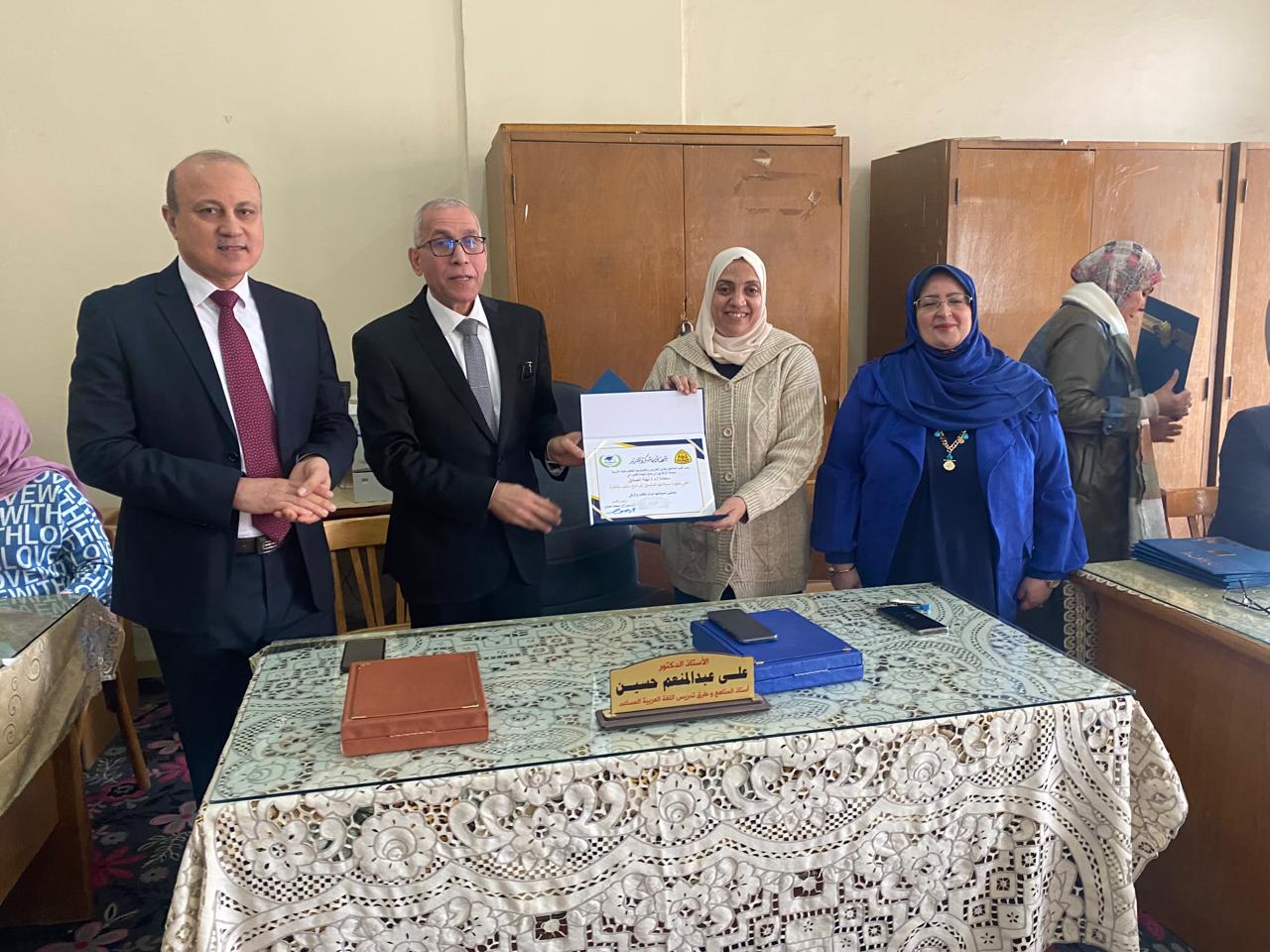 رئيس قسم المناهج وطرق التدريس وتكنولوجيا التعليم بتربية الزقازيق تكرم أعضاء هيئة التدريس ومعاونيهم