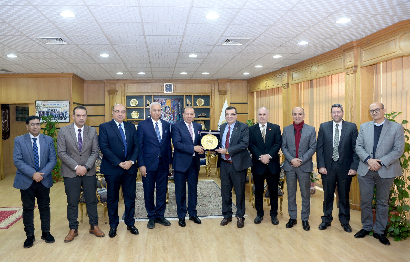 رئيس جامعة المنصورة يستقبل رئيس جامعة العلمين الدولية ووفد جامعة لويفيل الأمريكية