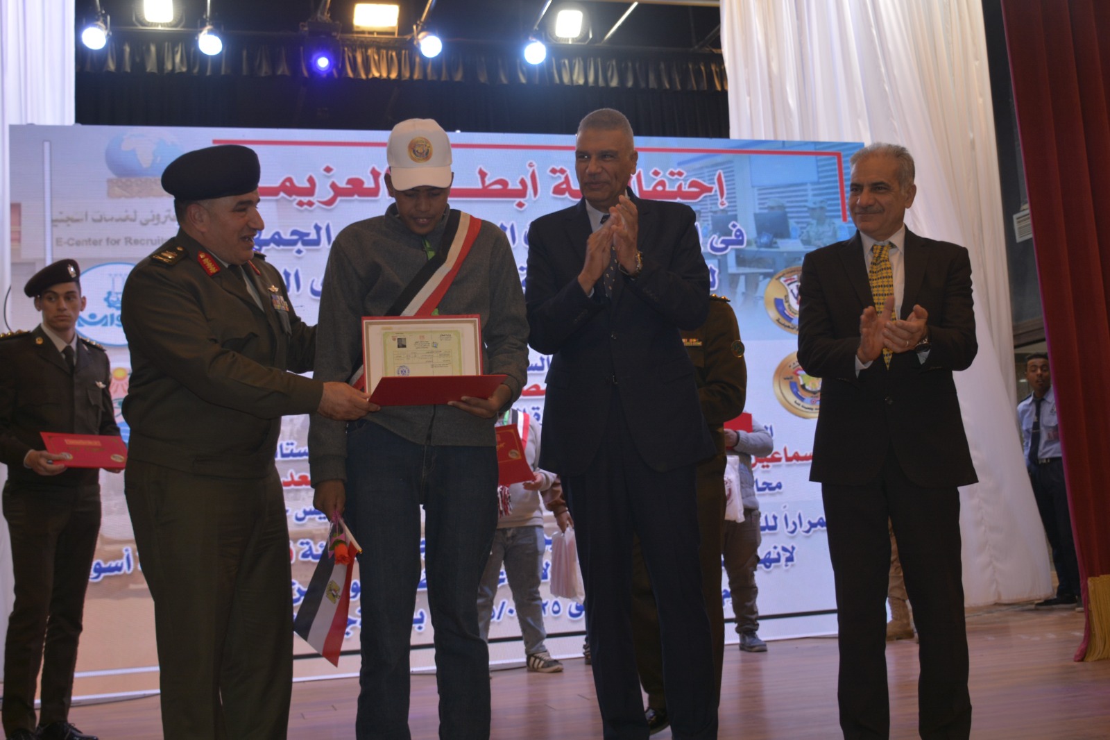 جامعة أسوان والتجنيد يقيما حفل أبطال العزيمة وتوزيع شهادات الإعفاء من التجنيد لطلاب الجامعة من ذوي الهمم