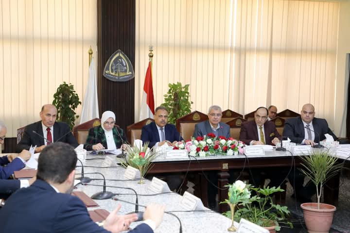محافظ الشرقية يُشارك إجتماع مجلس جامعة الزقازيق ويُهنئ رئيس الجمهورية وأعضاء المجلس بقرب حلول عيد الفطر المبارك