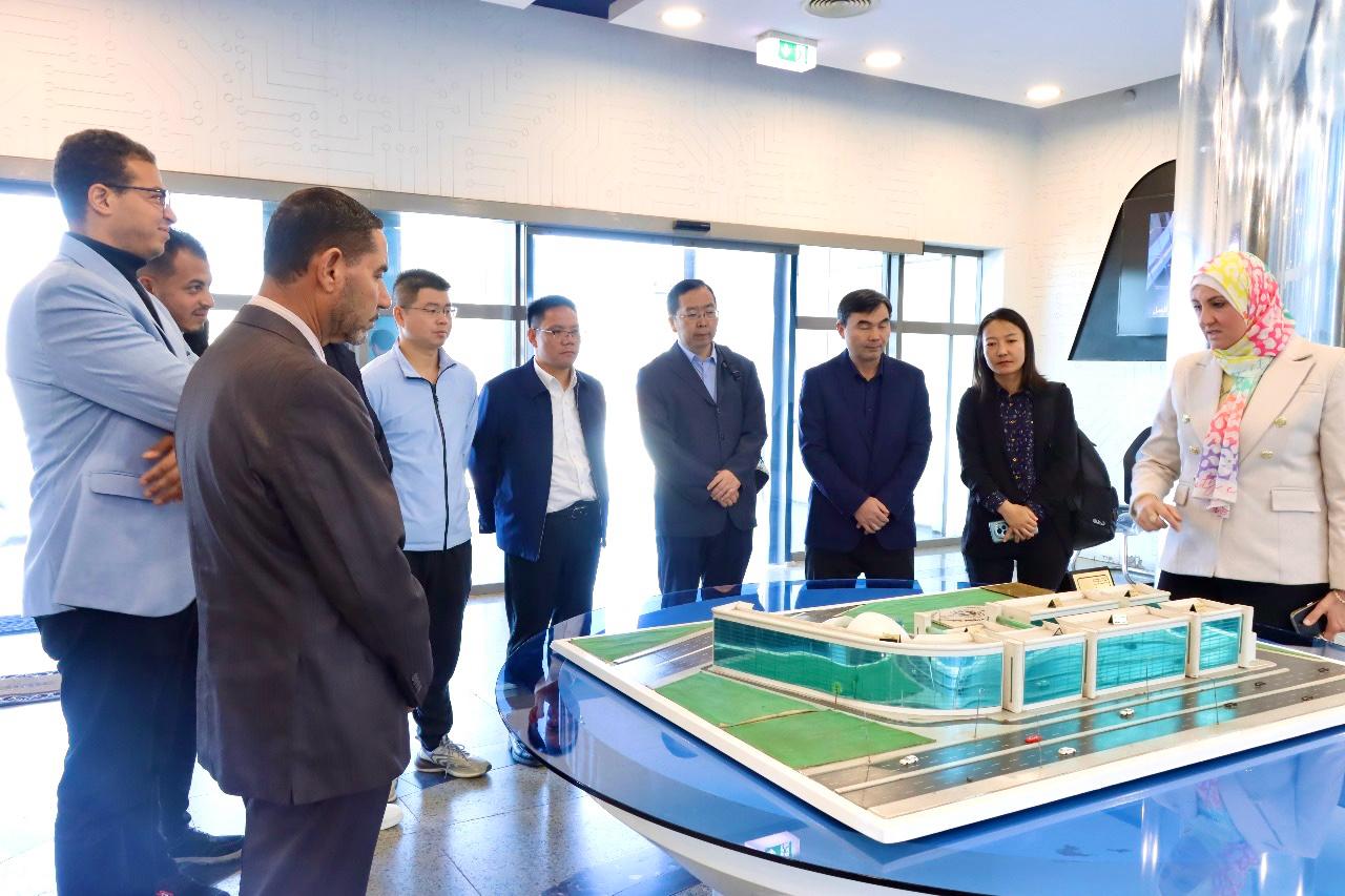 معهد بحوث الإلكترونيات يستقبل وفدًا صينيًّا لتعزيز التعاون العلمي في مجالات الإلكترونيات وتكنولوجيا المعلومات والمدن العلمية