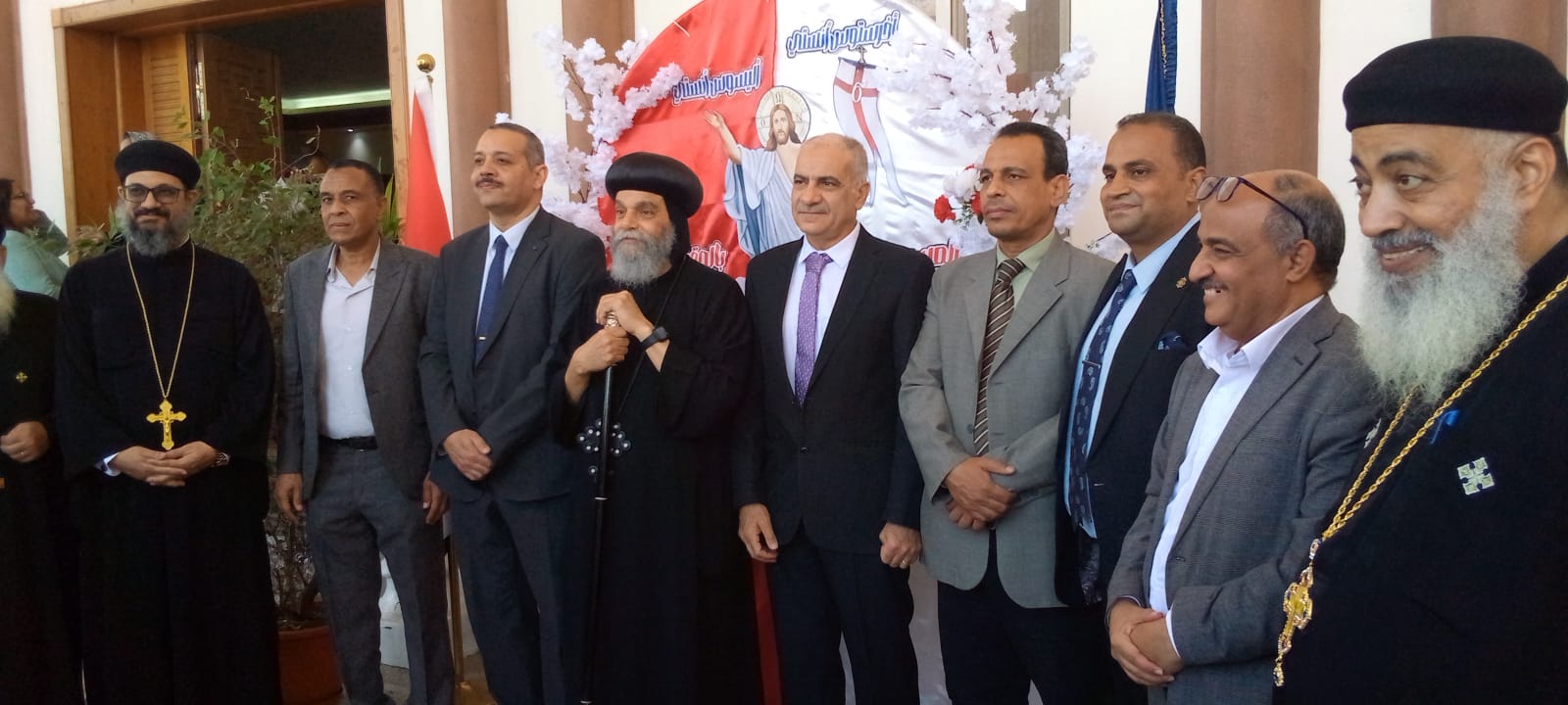 وفد جامعة أسوان يهنئ الأخوة المسيحيين بمناسبة عيد القيامة المجيد بزيارة الكنائس