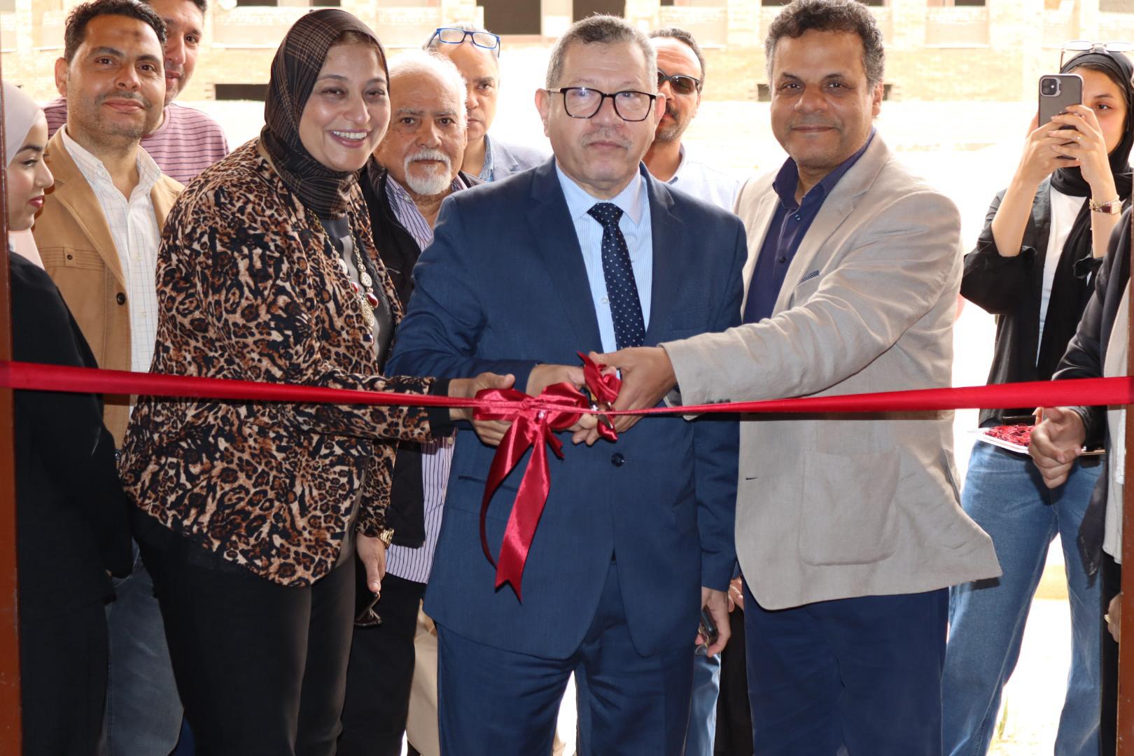 رئيس جامعة مطروح يفتتح معرض “رُؤى تشكيلية” ويشيد بإبداعات طلاب التربية الفنية