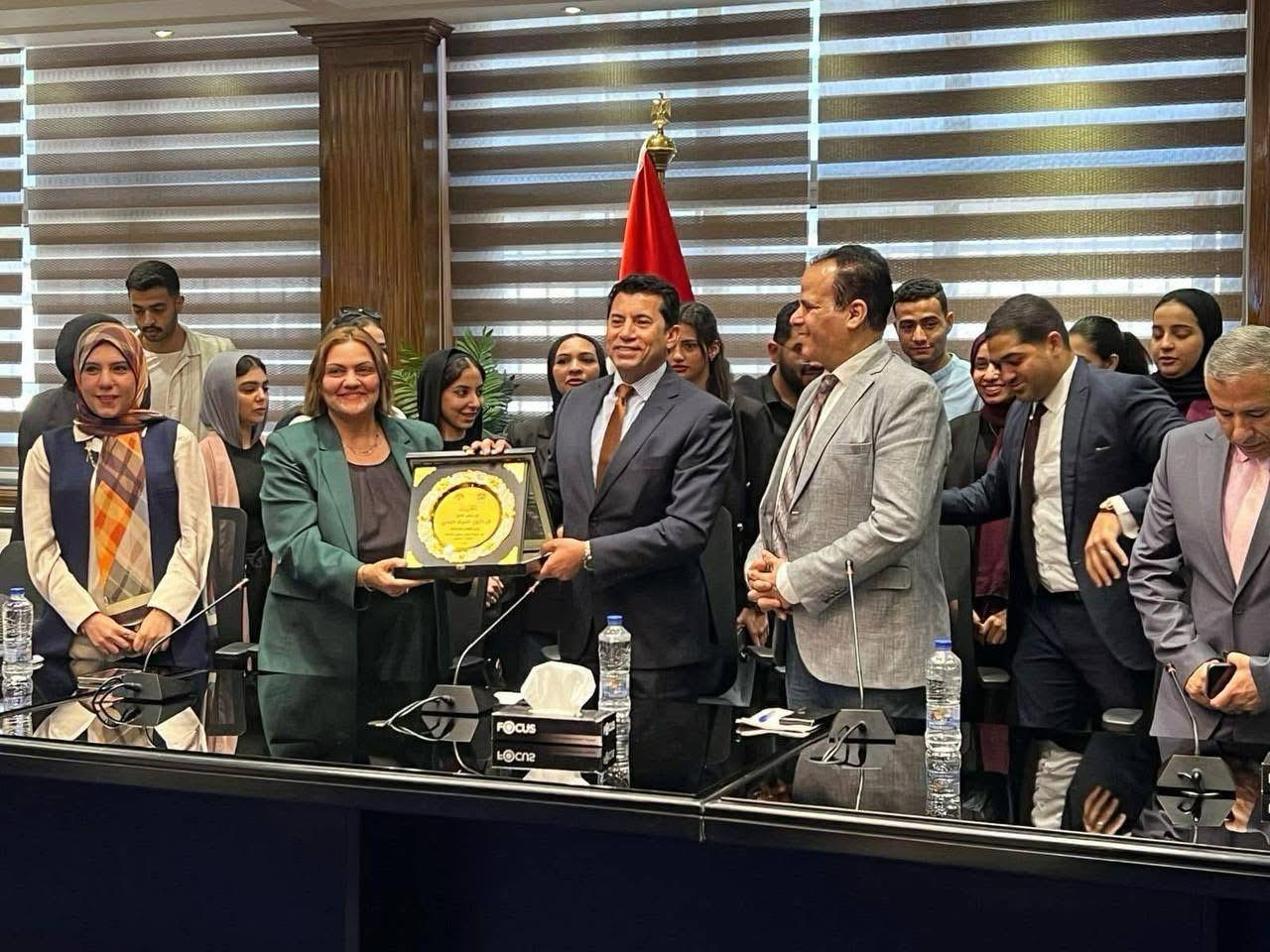 وزير الشباب والرياضة يلتقي طلاب كلية الإعلام بجامعة ٦ أكتوبر