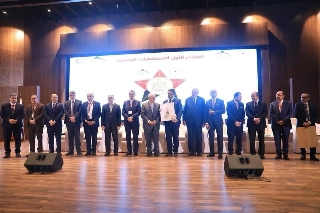 وزارة التعليم العالي تهدي النجمه الذهبية لمستشفيات سوهاج الجامعية تقديراً لحهودها في دعم القطاع الطبي بالصعيد