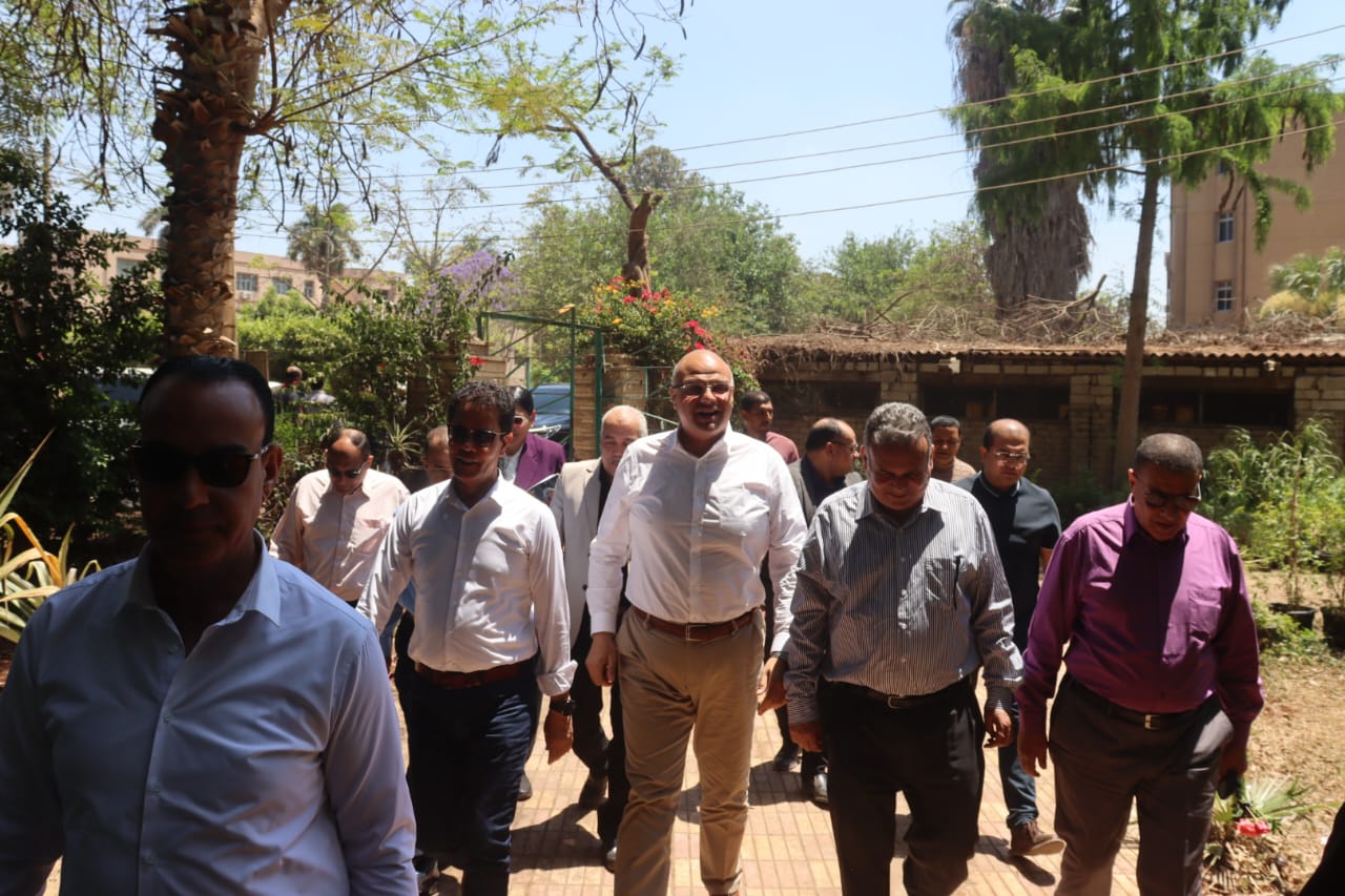 محافظ القليوبية ورئيس جامعة بنها يفتتحان موسم حصاد القمح بكلية الزراعة بمشتهر