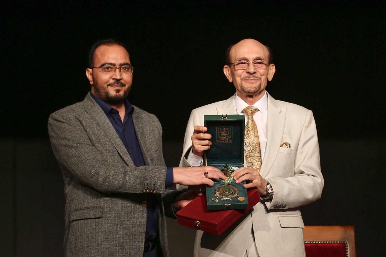 جائزة ملهم الدولية تمنح الفنان محمد صبحي قلادة ووسام شخصية العام للفنون العربية الأصيلة