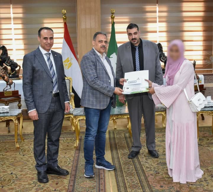 محافظ الشرقية يُكرم عدد من مرضي الثلاسيميا بالمحافظة بمنحهم شهادات تقدير ومبالغ مالية