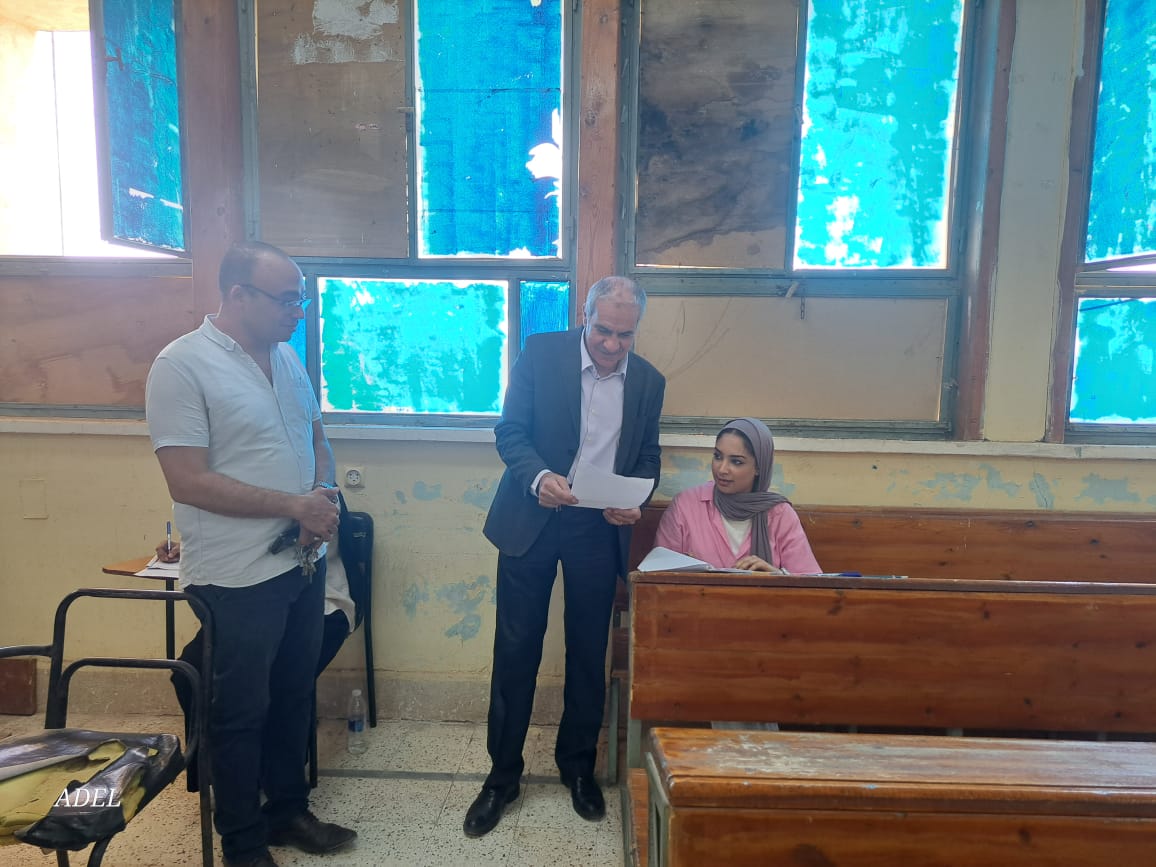 رئيس جامعة أسوان يتفقد امتحانات الخدمة الاجتماعية التي يؤديها 1500 طالب وطالبة