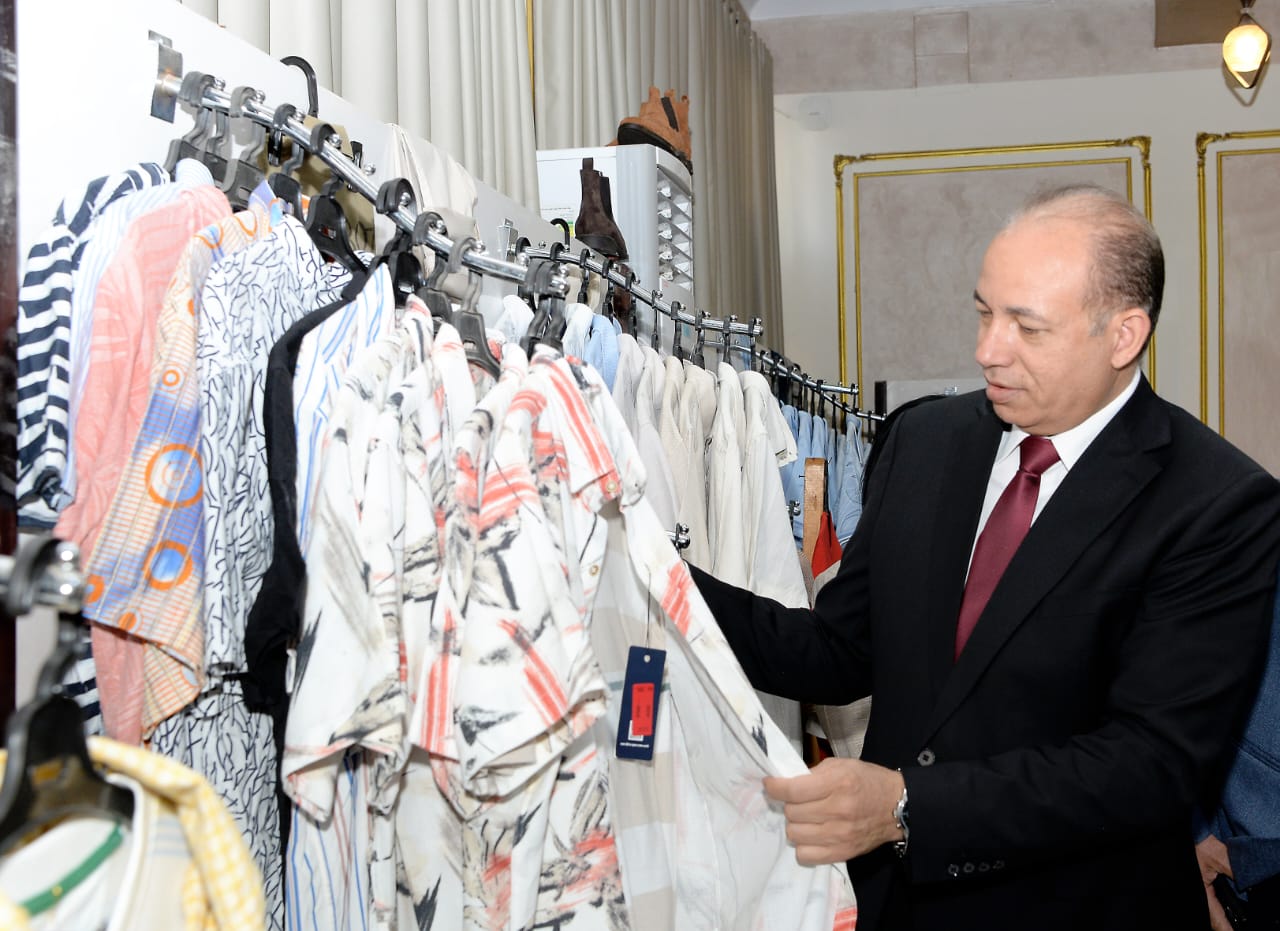 رئيس جامعة المنصورة يفتتح معرض «بصمة خير للملابس»