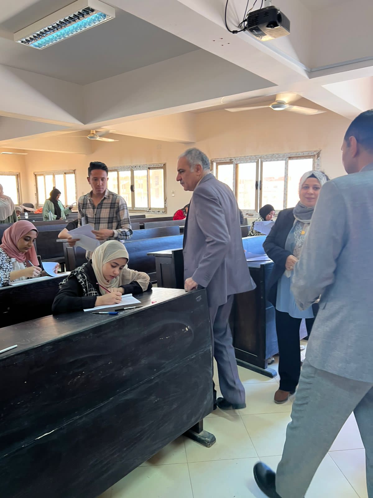 رئيس جامعة أسوان يتفقد امتحانات كلية الآثار ويشيد بسير اعمال امتحانات الفصل الدراسي الثاني 