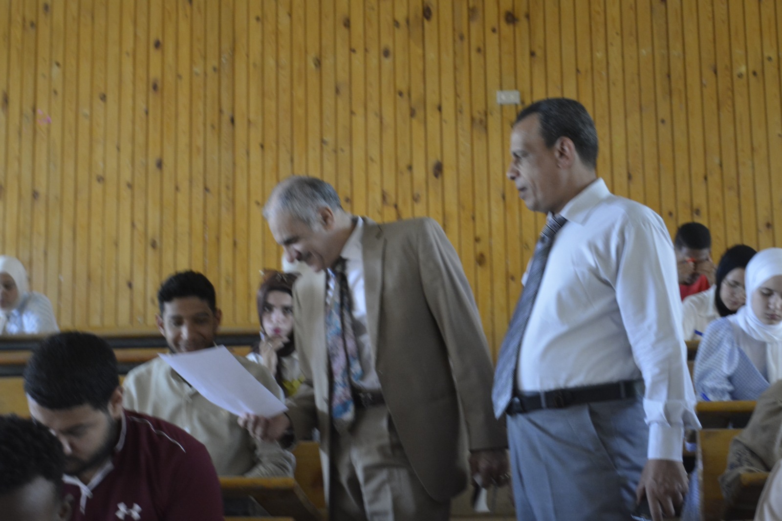 رئيس جامعة أسوان يتفقد ختام امتحانات كلية العلوم بصحاري