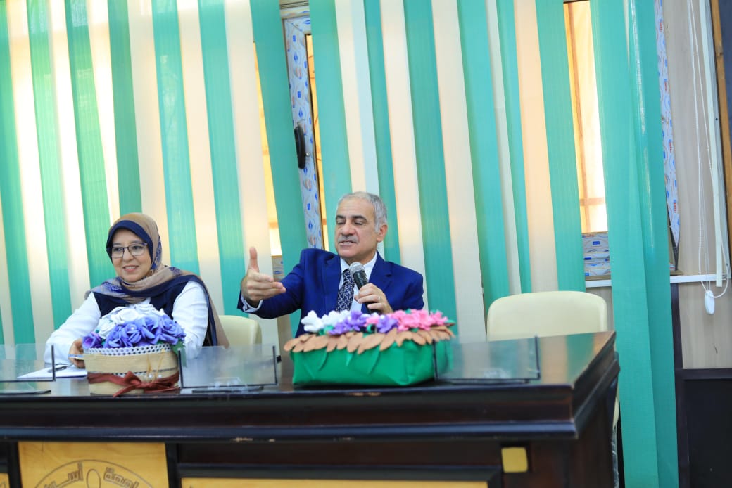 رئيس جامعة أسوان يشيد بابتكارات طلاب كلية المصايد والأسماك خلال مناقشة مشروعات التخرج