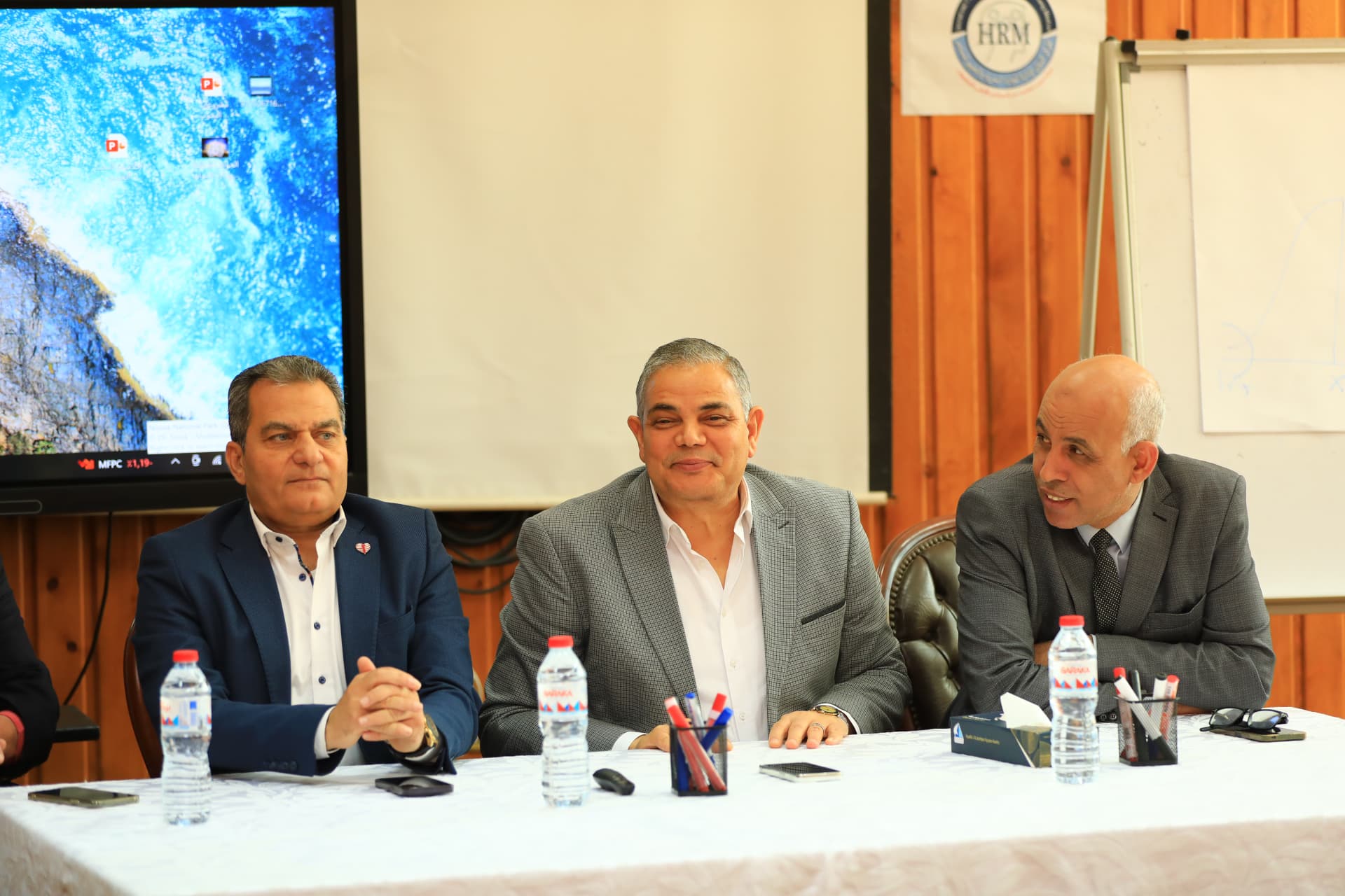 رئيس جامعة كفر الشيخ يستقبل وفد البرنامج الوطني لادارة المخلفات الصلبة بالجامعة