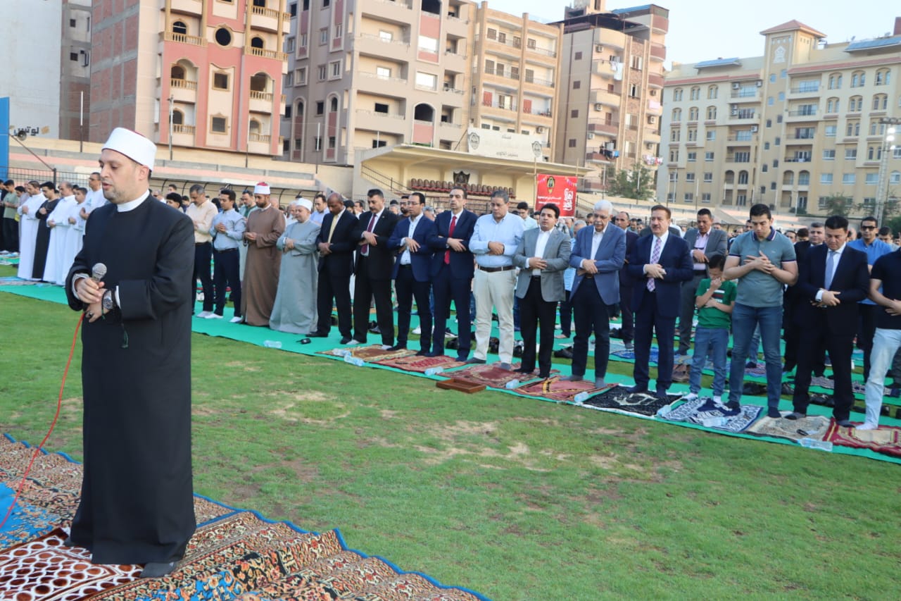 رئيس جامعة المنوفية ومحافظ المنوفية يؤديان شعائر صلاة عيد الأضحى وسط أهالي المحافظة بنادى جمهورية شبين