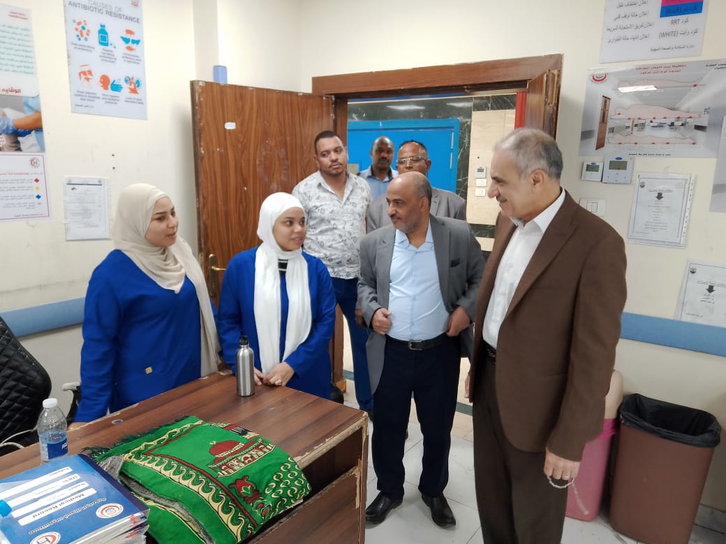 في ثاني أيام العيد.. رئيس جامعة أسوان يتفقد المستشفى الجامعي ويهنئ المرضى