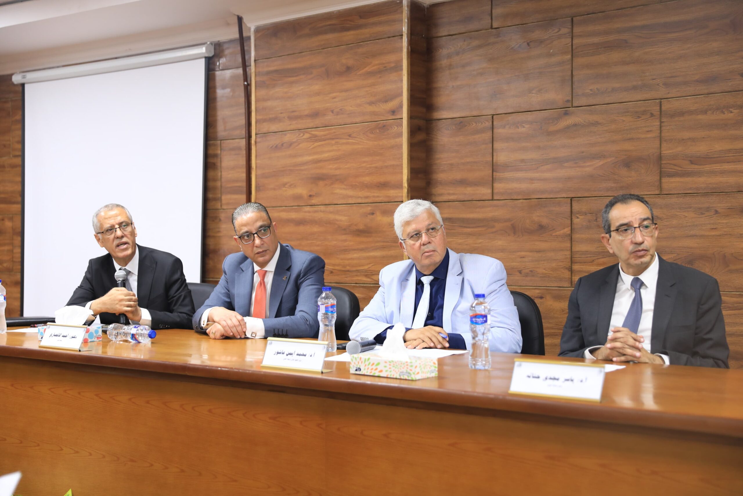 وزير التعليم العالي يعقد اجتماعًا مع رؤساء الجامعات الحكومية المنبثقة منها جامعات أهلية جديدة (12)بجامعة الفيوم الأهلية