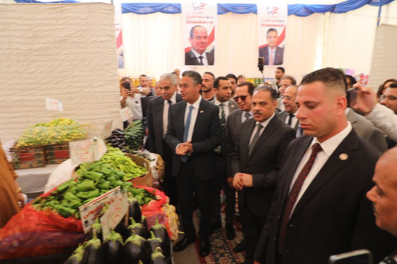 وزير التموين ومحافظ الشرقية يفتتحان سوق اليوم الواحد بمدينة العاشر من رمضان