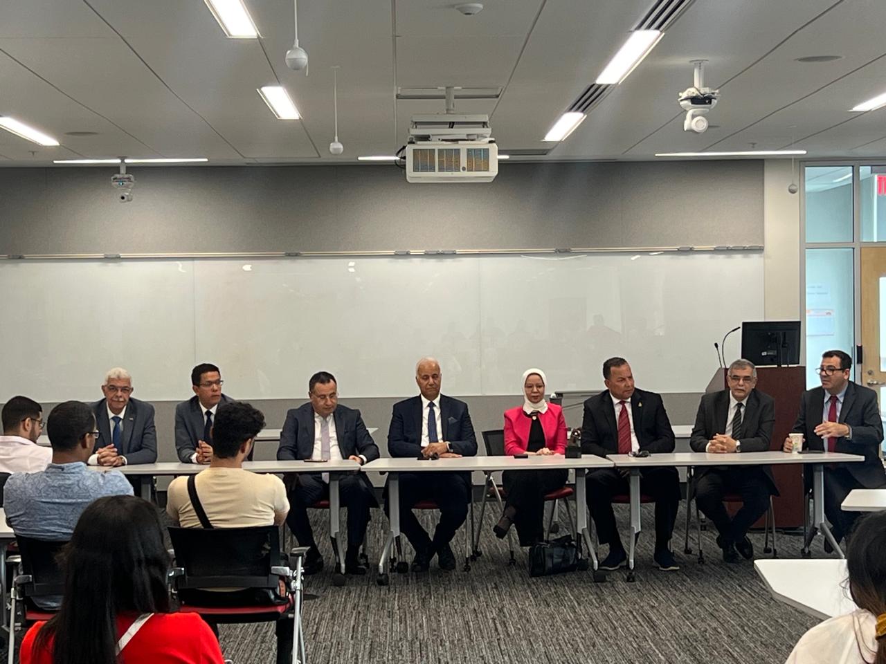 رئيس جامعة المنوفية يلتقي بالطلاب المصريين المشاركين في برامج التدريب الصيفي بجامعة لويفيل الأمريكية 