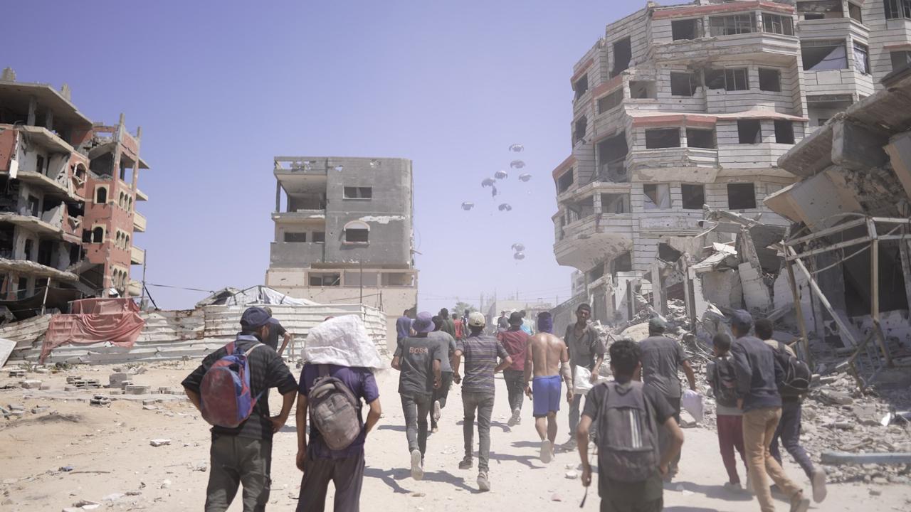 الإمارات تنفذ عملية الإسقاط الجوي الـ 54 فوق غزة ضمن عملية طيور الخير بالتعاون مع الأردن