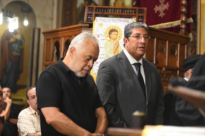 اشرف زكي يشارك في مراسم جنازة الفنان الكبير لطفي لبيب