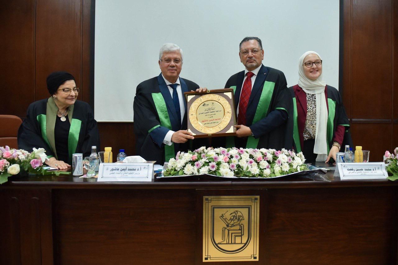 وزير التعليم العالي يترأس لجنة مناقشة رسالة دكتوراه بكلية التخطيط الإقليمي والعمرانى