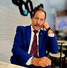 عندما يُنَصْبْ الإعلامي نفسه مكان العَالِمْ