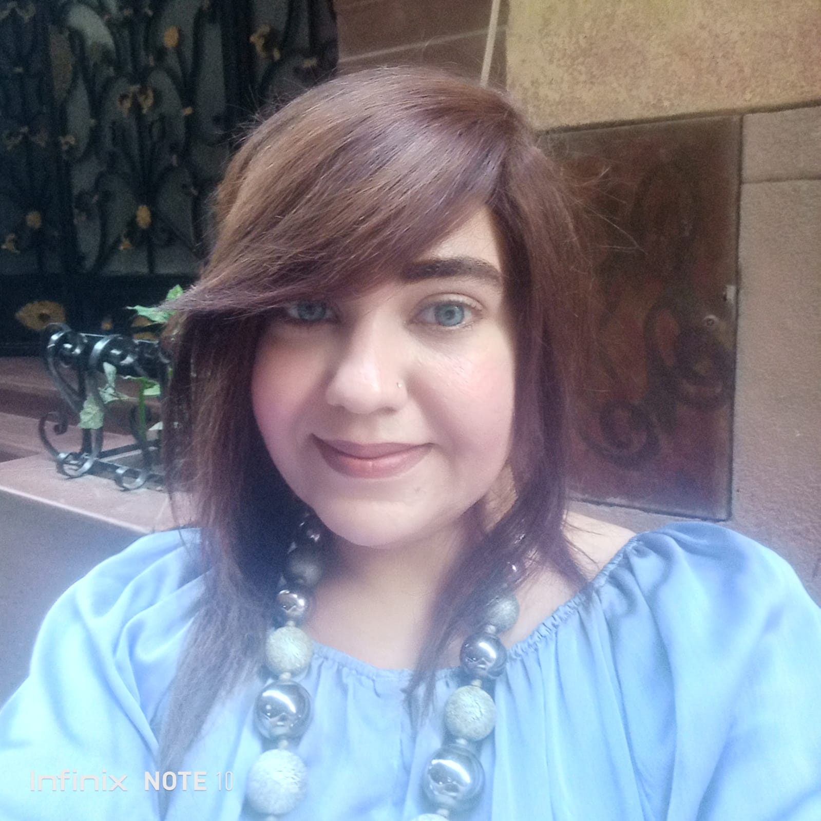 يقُولُون أنِى مرأة مُستأسِدة لكِنِى أضعف فِى هواكَ بِلا بينّة، والحُبُ يُشعِرنُى بِهشاشة كالطائِرة