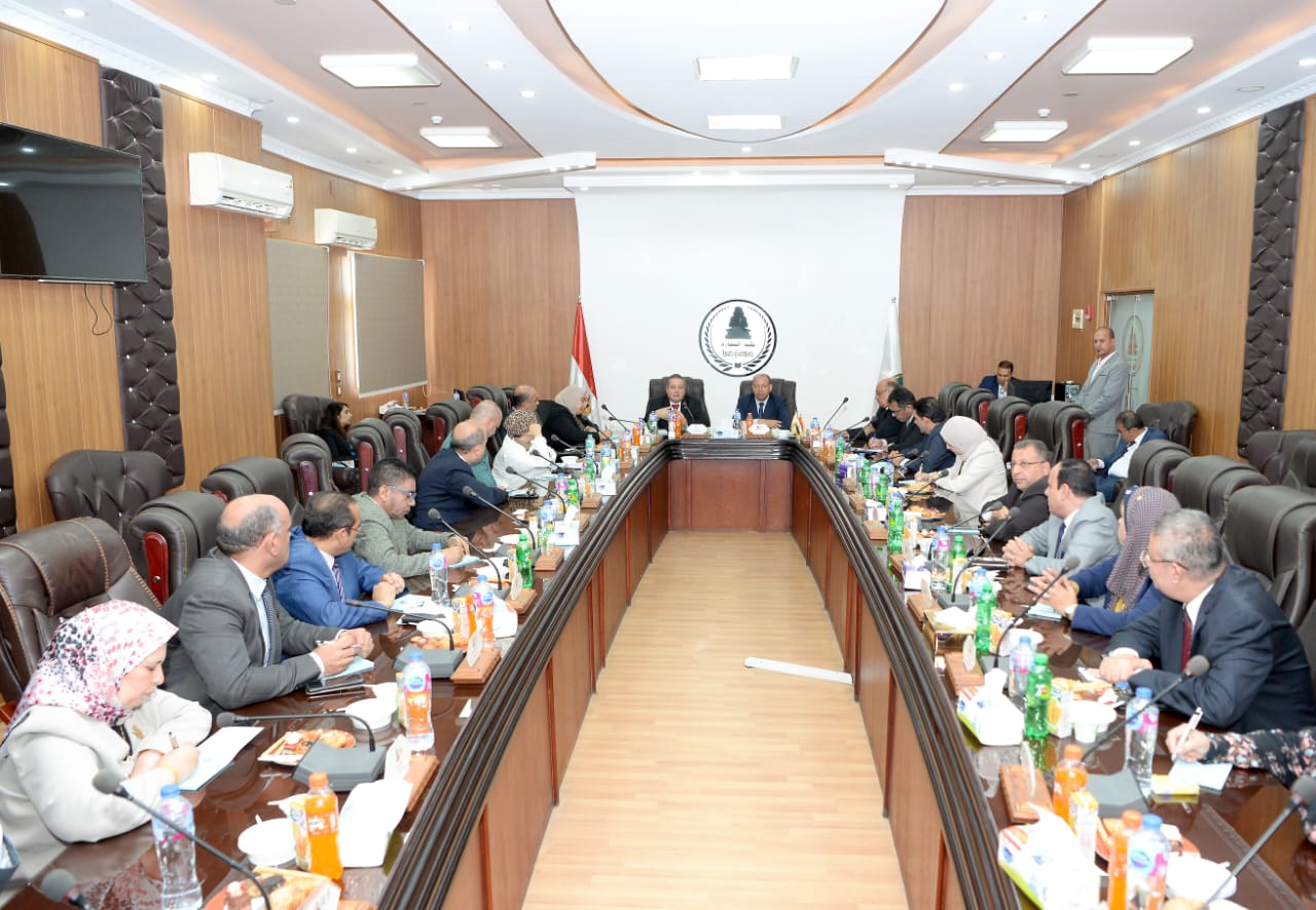 مجلس عمداء جامعة المنصورة ينعقد بحضور رئيس الهيئة القومية لضمان جودة التعليم والإعتماد