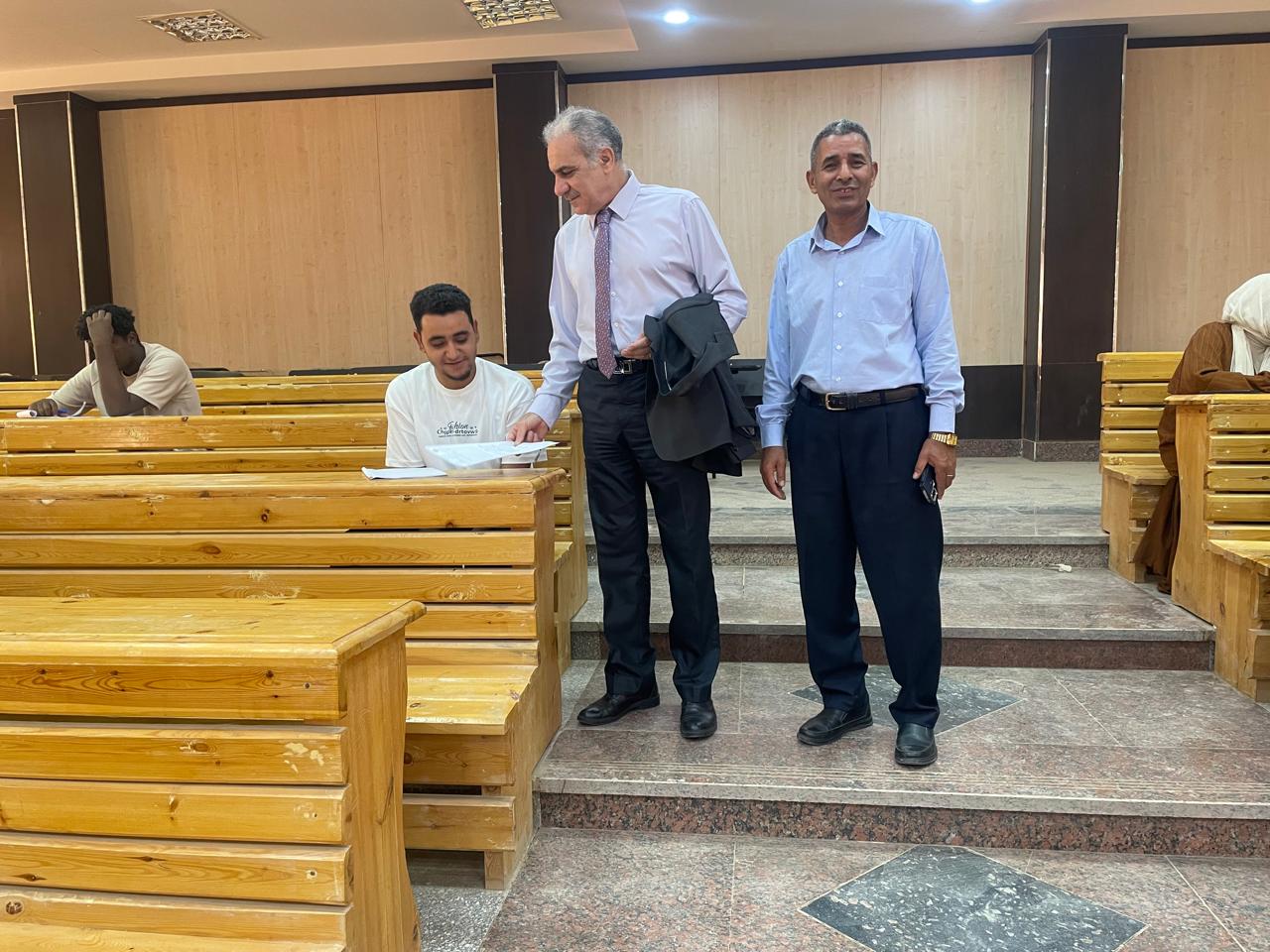 رئيس جامعة أسوان يتابع سير امتحانات الفصل الدراسي الثالث بكلية الزراعة والموارد الطبيعية 