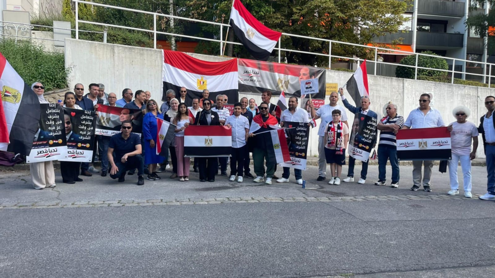 “مؤسسة آيات خليفة تشارك في الوقفة الوطنية لدعم مصر أمام السفارة المصرية في فيينا”